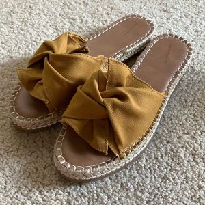 Universal Thread Sandals